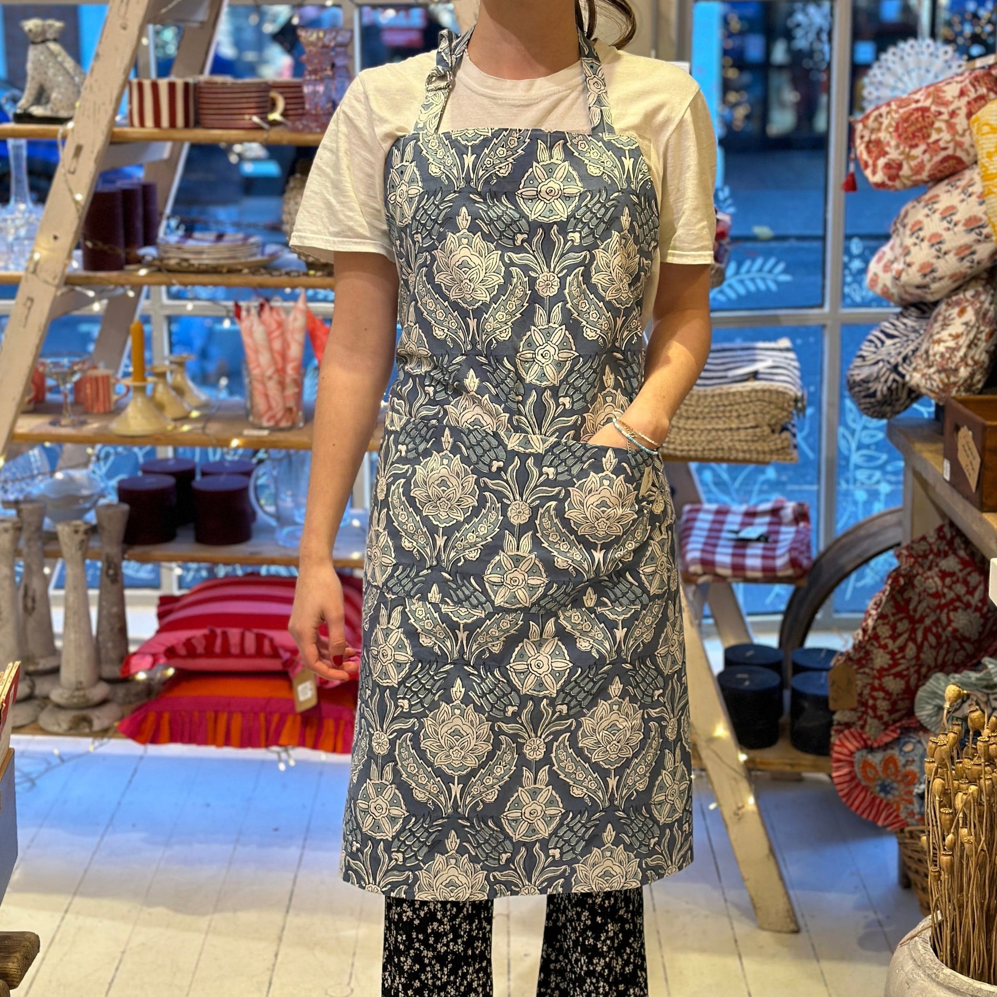 Tablecloths & Napkins Apron - Indigo Botanical 21545