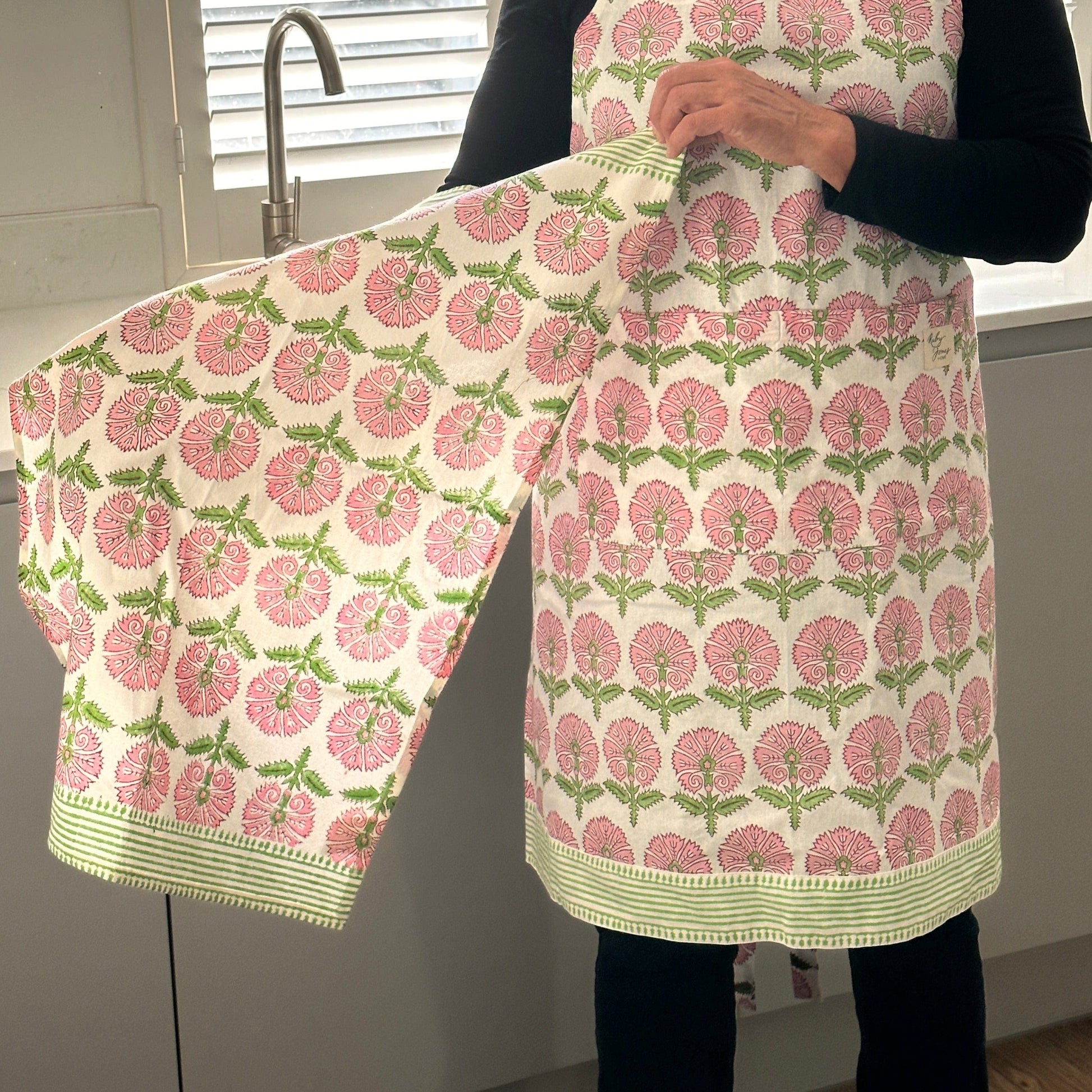 Tablecloths & Napkins Apron - Pink Thistles 21343