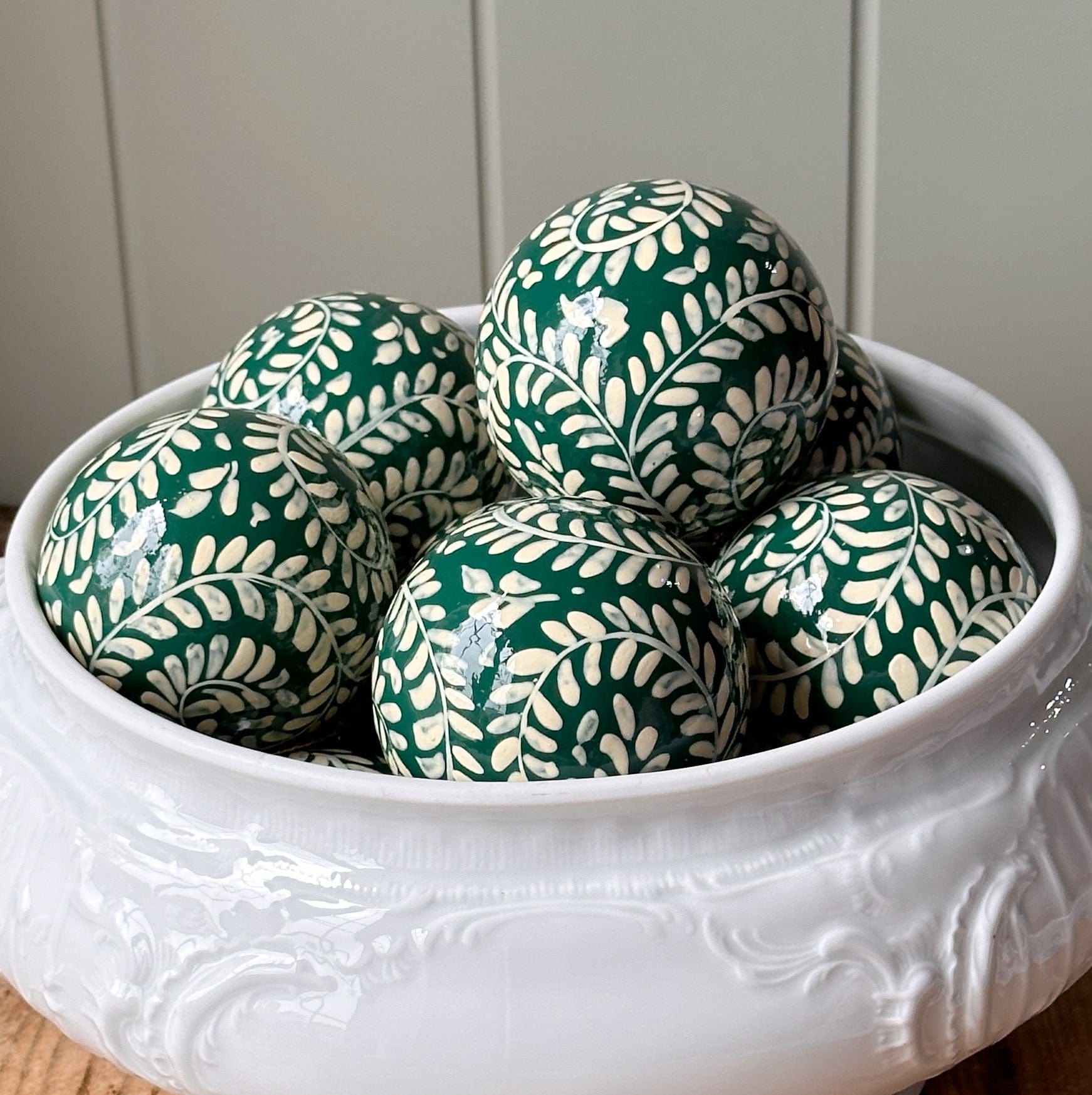 Xmas Papier Mâché Xmas Baubles Cream on Green 23917